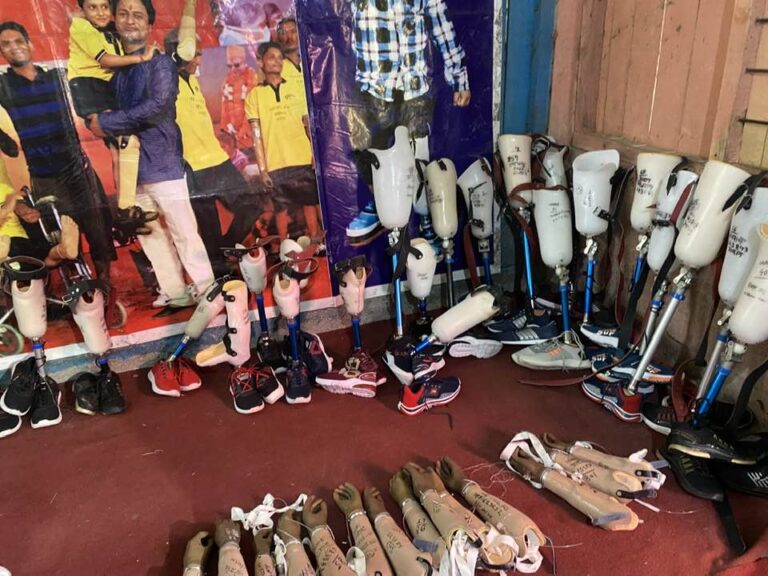 हात खुट्टा बिहिनहरूलाई कृतिम हातखुट्टा बितरण